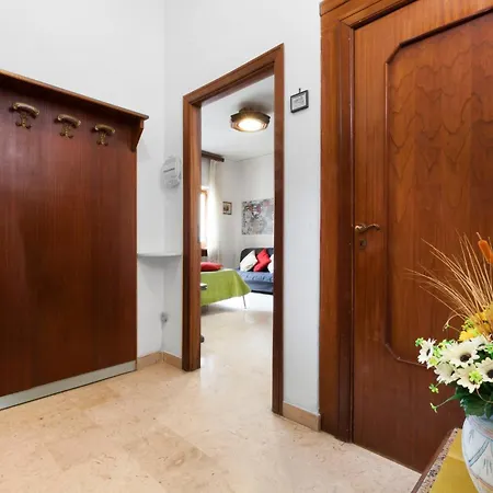 Maison Alessia - Around アパート