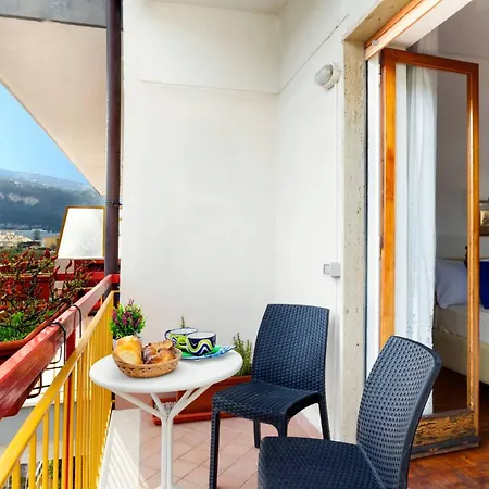 Maison Alessia - Around アパート *